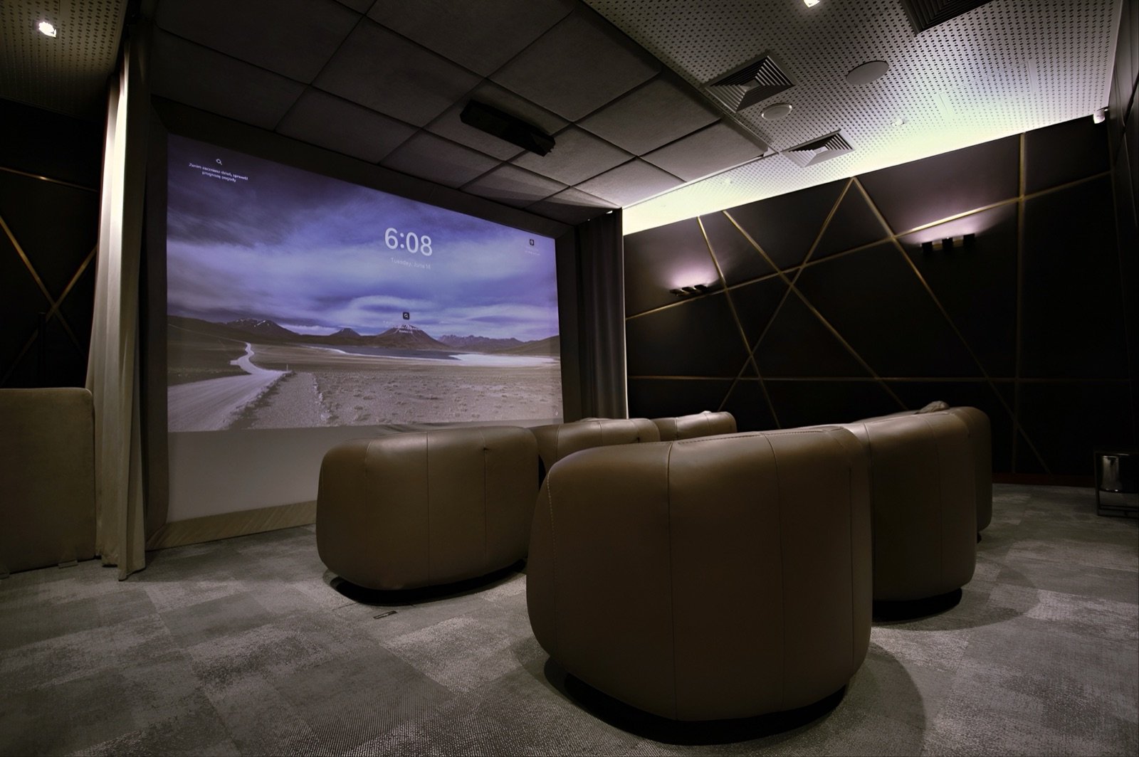 Prywatne kino i symulator golfa na 8. piętrze Złotej 44