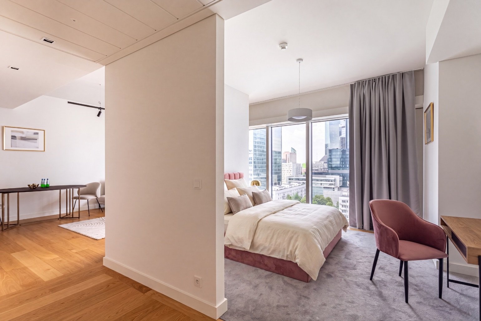 Studio apartment in Złota 44 with a view of central Warsaw
