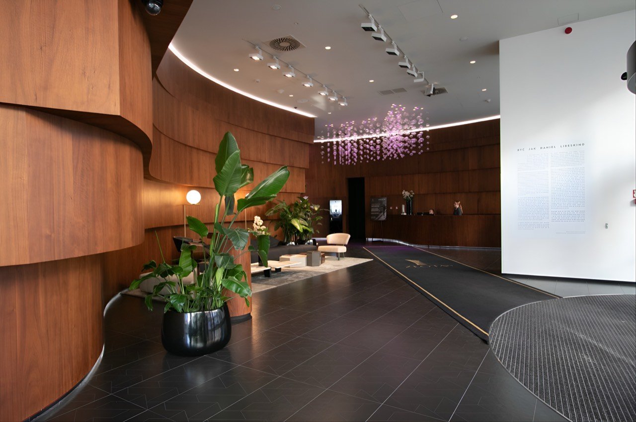 Całodobowa recepcja w lobby Złotej 44