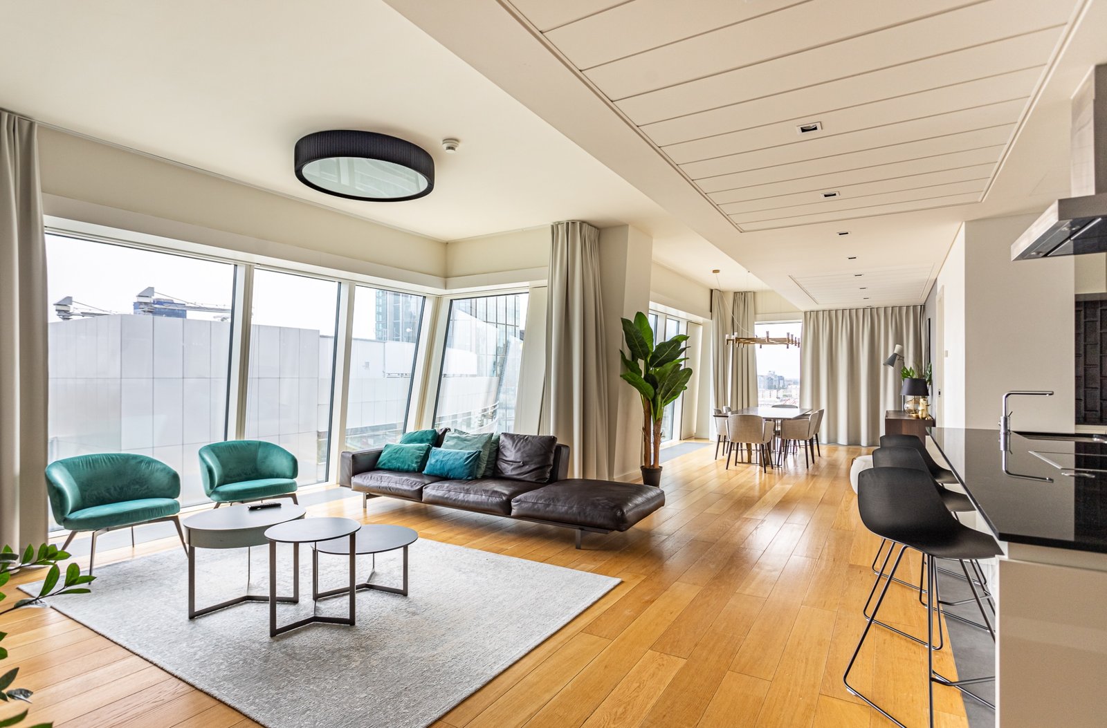 Apartament 4-pokojowy w Złotej 44: przestronny salon z aneksem kuchennym